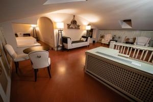 salon z łóżkiem oraz pokój ze stołem i krzesłami w obiekcie Santa Maria Foris w Rawennie