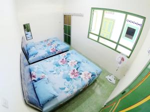 Postel nebo postele na pokoji v ubytování Ngadiwinatan Alleyway Guest House Jogja