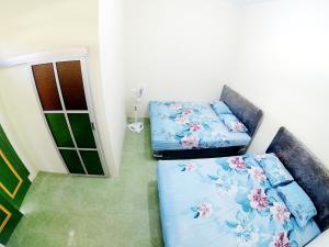 Postel nebo postele na pokoji v ubytování Ngadiwinatan Alleyway Guest House Jogja