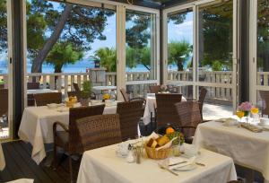 A restaurant or other place to eat at Hotel Plaža