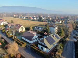 BystraAgroturystyka Alfa的一座拥有太阳能电池板的城镇