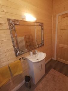 Et badeværelse på The Lodge Mountain View Log Cabin , Attymass Ballina