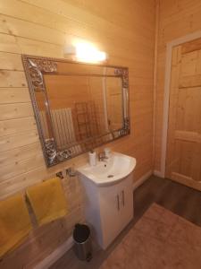 Imagen de la galería de The Lodge Mountain View Log Cabin , Attymass Ballina, en Boyhollagh