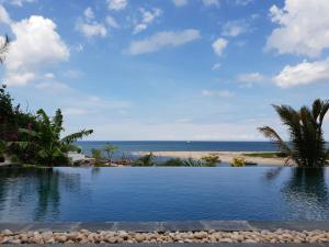 Blick auf den Strand vom Pool des Resorts in der Unterkunft Villa Ilo Majunga in Mahajanga