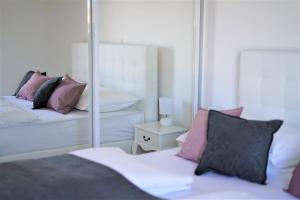 Кровать или кровати в номере Villa M - Your business & holiday apartment in Sibenik