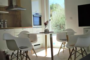 Кухня или мини-кухня в Villa M - Your business & holiday apartment in Sibenik
