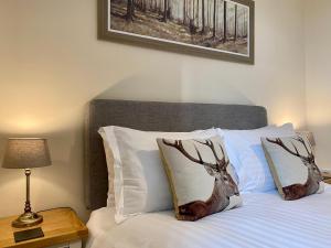 Postel nebo postele na pokoji v ubytování Harts Head Hotel