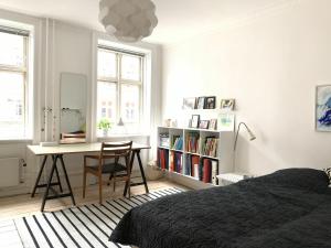 コペンハーゲンにあるApartmentInCopenhagen Apartment 547のベッドルーム1室(デスク、ベッド1台、デスク付)