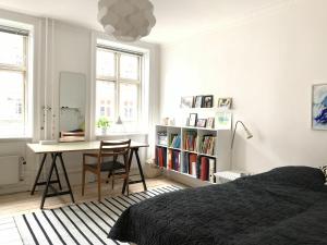 a bedroom with a desk and a bed and a desk at ApartmentInCopenhagen Apartment 547 in Copenhagen