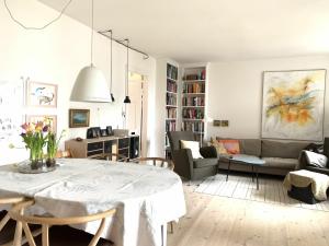 コペンハーゲンにあるApartmentInCopenhagen Apartment 547のリビングルーム(テーブル、ソファ付)