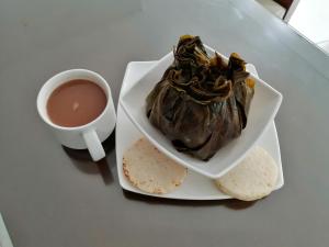 un plato de comida y una taza de café sobre una mesa en Hotel Ibague Plaza, en Ibagué