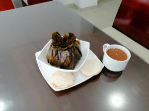 un plato de comida y una taza de café sobre una mesa en Hotel Ibague Plaza, en Ibagué