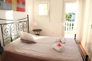 een slaapkamer met een bed met handdoeken erop bij Casa El Oasis in Calpe