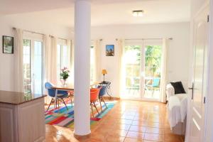 een woonkamer met een tafel en een bank bij Casa El Oasis in Calpe