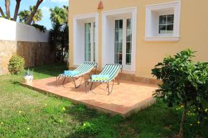 twee stoelen op een patio voor een huis bij Casa El Oasis in Calpe