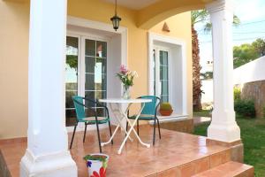 een veranda met een tafel en stoelen erop bij Casa El Oasis in Calpe