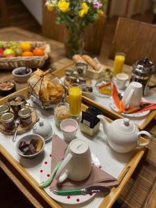 einen Tisch mit einem Tablett mit Frühstückszutaten darauf in der Unterkunft Marquise Barbot in Courcouronnes