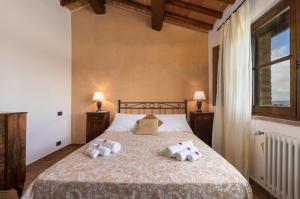 um quarto com uma cama com duas almofadas em Agriturismo Podere Sertofano em Barberino di Val dʼElsa