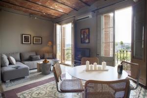 ein Wohnzimmer mit einem Tisch und einem Sofa in der Unterkunft Stay U-nique Apartments Borbó II in Barcelona