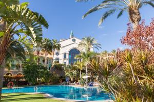 een uitzicht op een resort met palmbomen en een zwembad bij R2 Rio Calma in Costa Calma