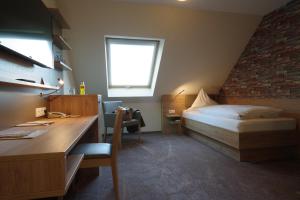 Ein Bett oder Betten in einem Zimmer der Unterkunft Land-gut-Hotel Räuber Lippoldskrug