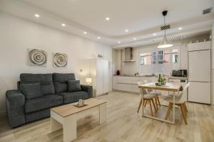 un soggiorno con divano e tavolo di Apartamento Naypa with free parking a Cadice