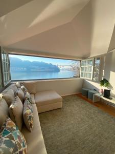 - un salon avec un canapé et une grande fenêtre dans l'établissement Duplex Douro River, à Porto