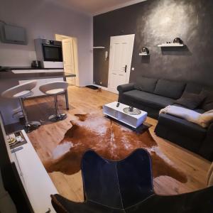 ein Wohnzimmer mit einem Sofa und einem Tisch in der Unterkunft business-lodging Apartmenthaus in Höhr-Grenzhausen