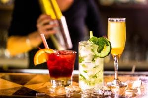 un grupo de bebidas sentado en una mesa en Clayton Hotel Cardiff Lane en Dublín