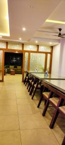 rzędu stołów w pokoju z kanapą w obiekcie Hotel CloudBay w mieście Kattappana