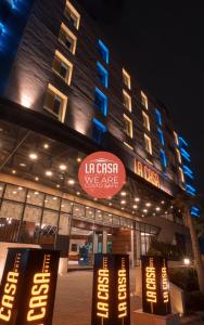 תעודה, פרס, שלט או מסמך אחר המוצג ב-La Casa Hotel Amman by FHM
