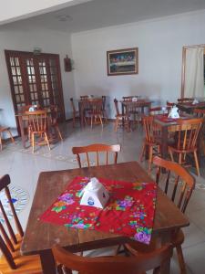 聖特雷莎的住宿－Pousada Il Conventino，一间带木桌和椅子的用餐室
