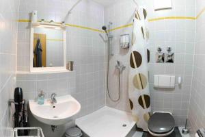 La salle de bains est pourvue d'une douche et d'un lavabo. dans l'établissement Die kleine „Louise“ in der Neustadt mit Tiefgarage, à Dresde
