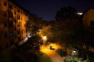 una vista aérea de una calle por la noche en Die kleine „Louise“ in der Neustadt mit Tiefgarage, en Dresden