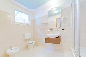 A bathroom at Hotel Grotto Bagat