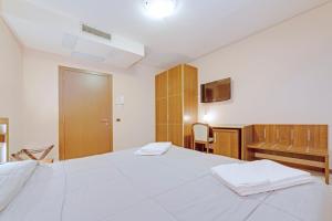 A bed or beds in a room at Hotel Grotto Bagat