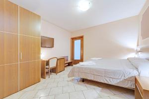 A bed or beds in a room at Hotel Grotto Bagat