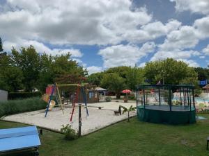 ヴァンデ・モンタリヴェにあるCamping La Chesnaysの公園内の遊び場
