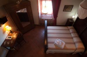a living room with a couch and a table at Arpaderba B&B in Livorno