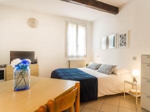 Un pequeño dormitorio con una cama y una mesa con sidra de mesa en Al Pipái, en Ferrara