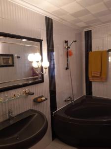 een badkamer met een zwart bad en een spiegel bij Los Molinos in Valles de Ortega