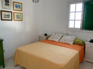 a bedroom with a bed with two pillows on it at El bañadero in Cotillo