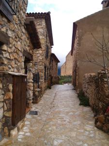 un callejón en un antiguo edificio de piedra en Casa Rural Campoamor, en Riópar