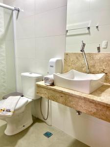 uma casa de banho com um lavatório e um WC em Hotel Porto Salvador em Salvador