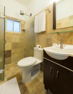 La salle de bains est pourvue de toilettes, d'un lavabo et d'une douche. dans l'établissement Punto Mita Suites, à Punta Mita