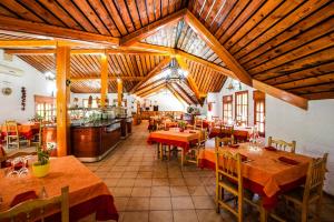 En restaurant eller et andet spisested på Complejo Residencial Los Enebros