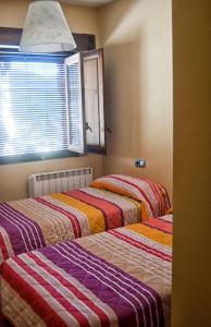 リオパルにあるCasa Rural Campoamorのベッド2台が隣同士に設置された部屋です。