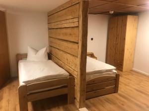 Una cama o camas en una habitación de Gasthof Hirsch