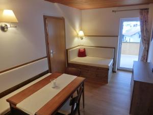 Łóżko lub łóżka w pokoju w obiekcie Aparthotel Buchauer-Tirol