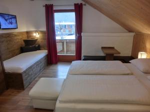 Łóżko lub łóżka w pokoju w obiekcie Aparthotel Buchauer-Tirol